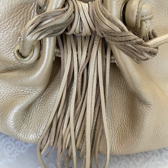 Sandra Robert’s women : fringed Beige color hand bag/ shoulder bag - Picture 3 of 7